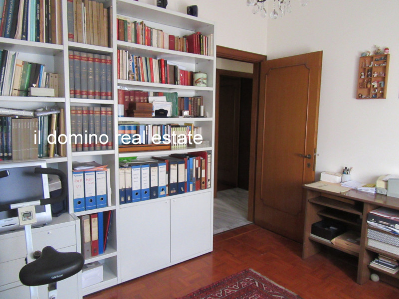 In centro alla Sacra Famiglia, comoda a tutti i servizi, villa singola degli anni '70 con giardin...