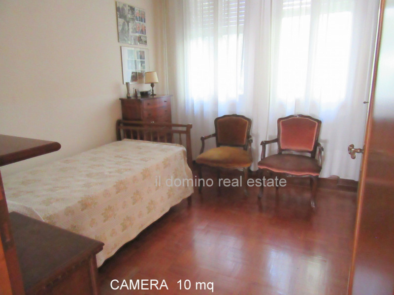 In centro alla Sacra Famiglia, comoda a tutti i servizi, villa singola degli anni '70 con giardin...