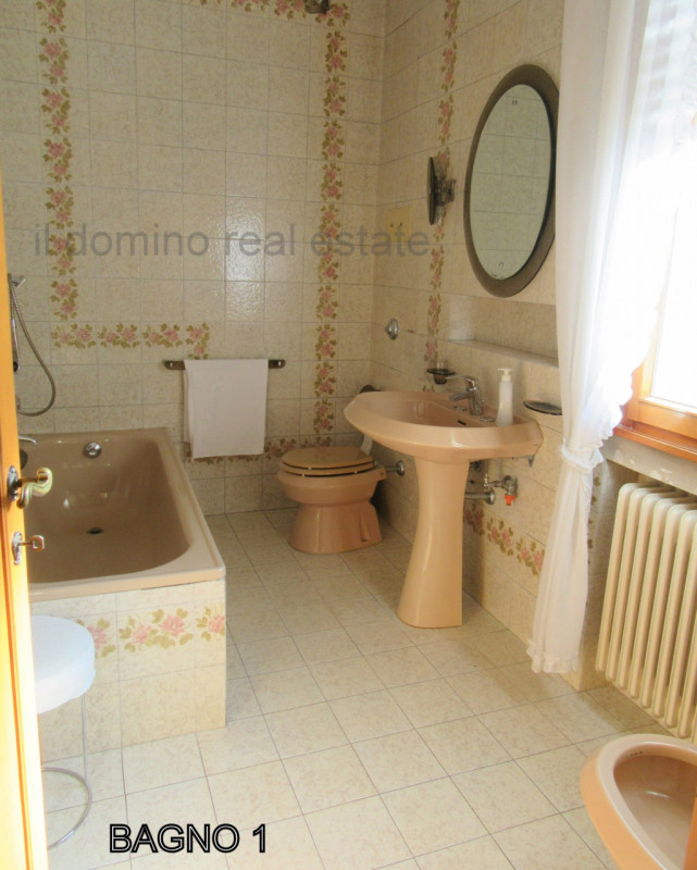 In centro alla Sacra Famiglia, comoda a tutti i servizi, villa singola degli anni '70 con giardin...