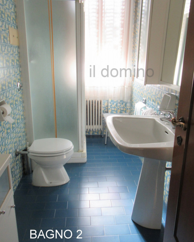 In centro alla Sacra Famiglia, comoda a tutti i servizi, villa singola degli anni '70 con giardin...