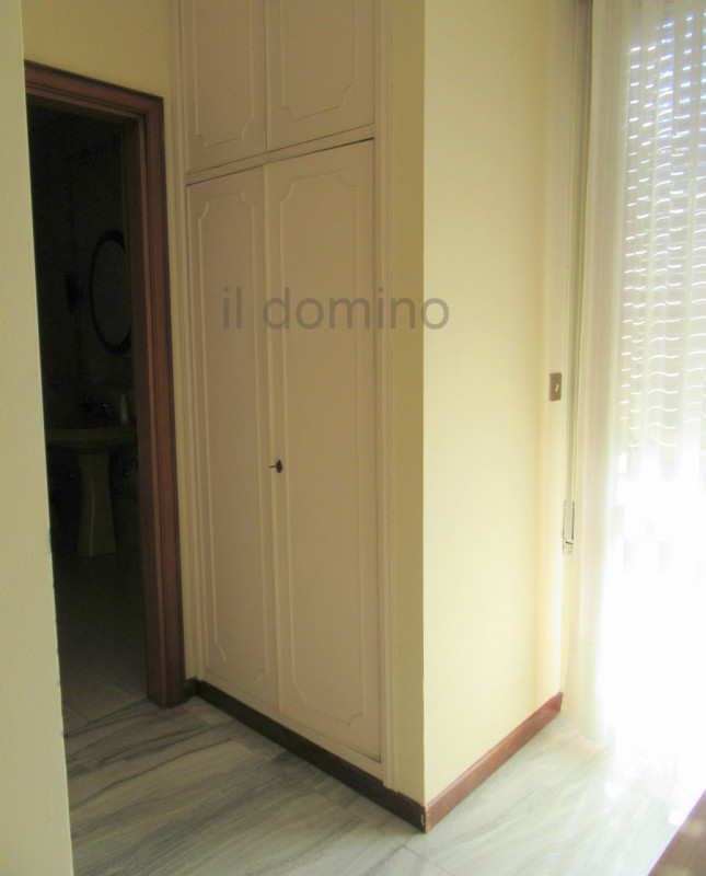 In centro alla Sacra Famiglia, comoda a tutti i servizi, villa singola degli anni '70 con giardin...