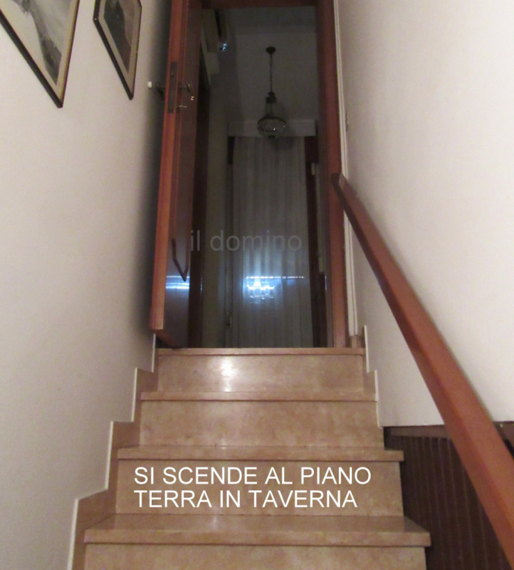 In centro alla Sacra Famiglia, comoda a tutti i servizi, villa singola degli anni '70 con giardin...