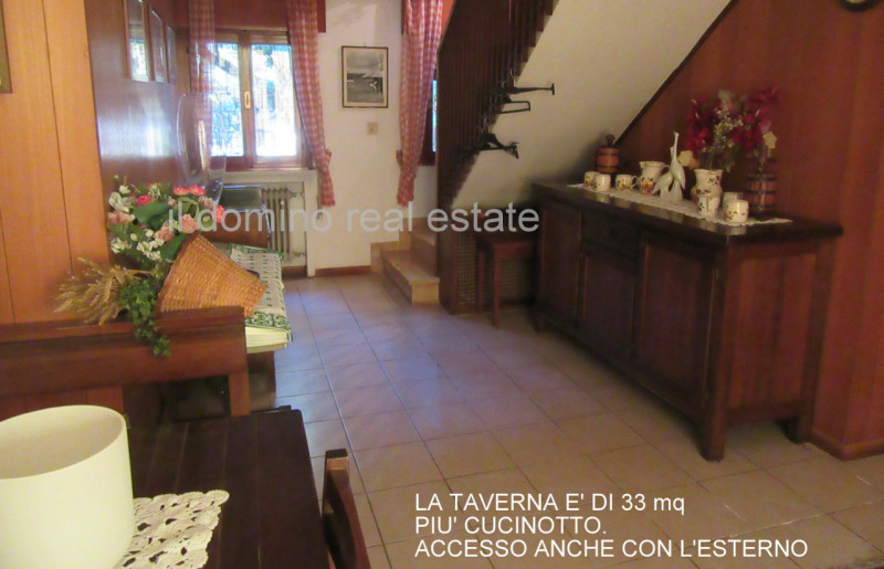 In centro alla Sacra Famiglia, comoda a tutti i servizi, villa singola degli anni '70 con giardin...