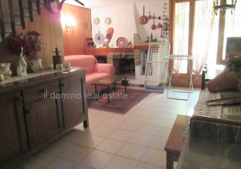 In centro alla Sacra Famiglia, comoda a tutti i servizi, villa singola degli anni '70 con giardin...