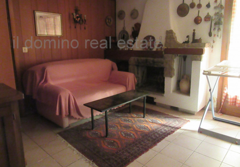 In centro alla Sacra Famiglia, comoda a tutti i servizi, villa singola degli anni '70 con giardin...