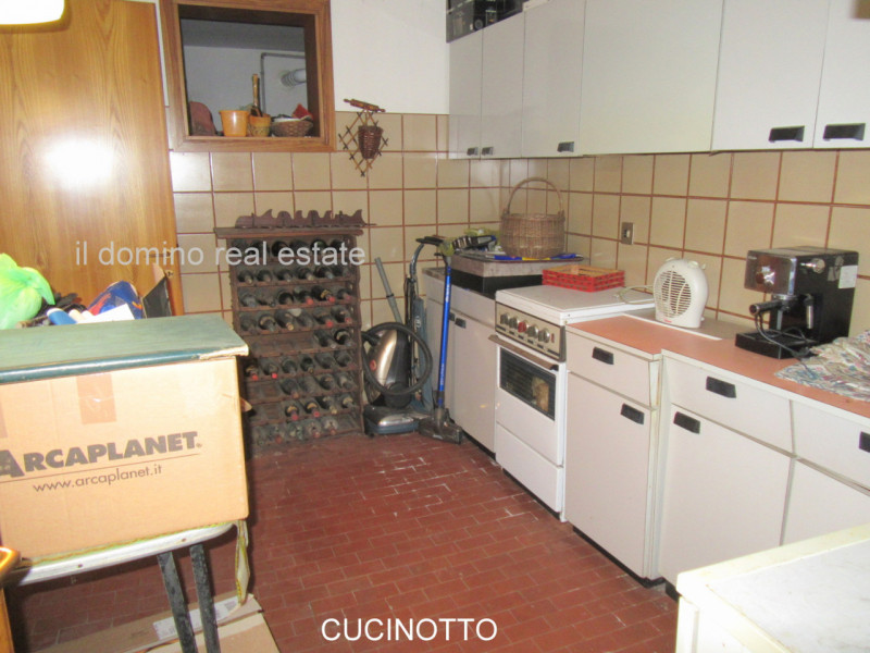 In centro alla Sacra Famiglia, comoda a tutti i servizi, villa singola degli anni '70 con giardin...