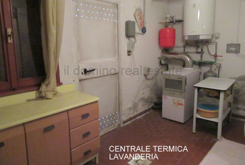 In centro alla Sacra Famiglia, comoda a tutti i servizi, villa singola degli anni '70 con giardin...