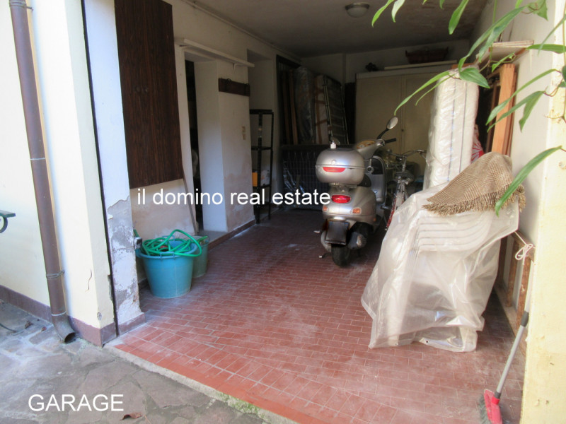 In centro alla Sacra Famiglia, comoda a tutti i servizi, villa singola degli anni '70 con giardin...