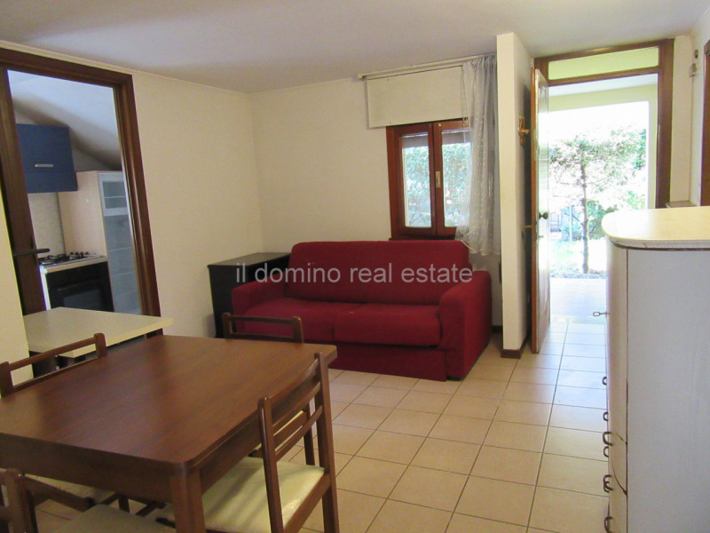 In centro alla Sacra Famiglia, comoda a tutti i servizi, villa singola degli anni '70 con giardin...