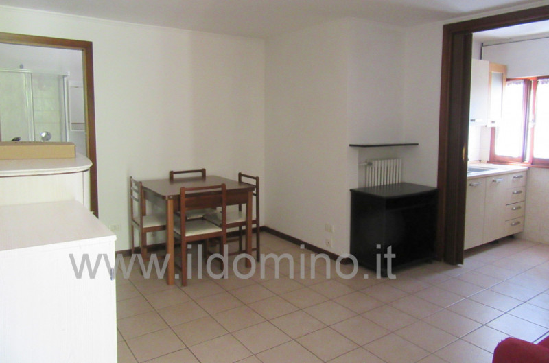 In centro alla Sacra Famiglia, comoda a tutti i servizi, villa singola degli anni '70 con giardin...