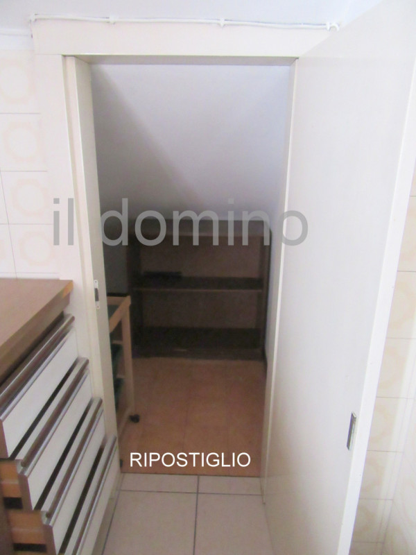 In centro alla Sacra Famiglia, comoda a tutti i servizi, villa singola degli anni '70 con giardin...