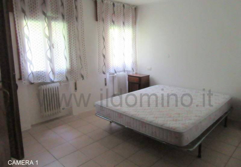 In centro alla Sacra Famiglia, comoda a tutti i servizi, villa singola degli anni '70 con giardin...