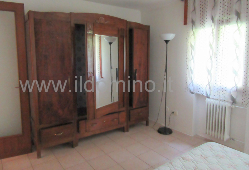 In centro alla Sacra Famiglia, comoda a tutti i servizi, villa singola degli anni '70 con giardin...