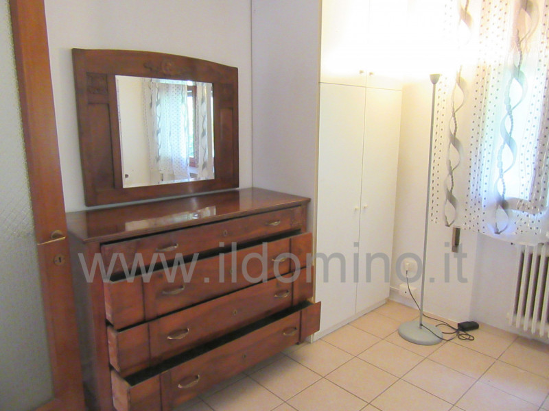 In centro alla Sacra Famiglia, comoda a tutti i servizi, villa singola degli anni '70 con giardin...