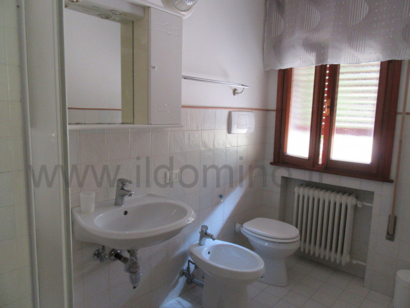 In centro alla Sacra Famiglia, comoda a tutti i servizi, villa singola degli anni '70 con giardin...