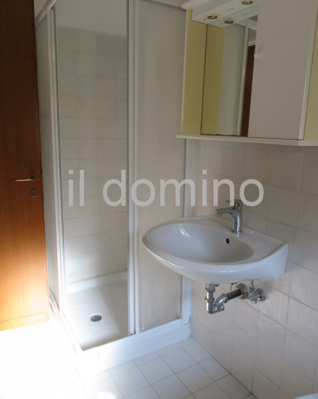 In centro alla Sacra Famiglia, comoda a tutti i servizi, villa singola degli anni '70 con giardin...