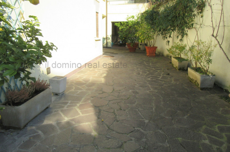 In centro alla Sacra Famiglia, comoda a tutti i servizi, villa singola degli anni '70 con giardin...