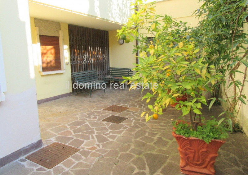 In centro alla Sacra Famiglia, comoda a tutti i servizi, villa singola degli anni '70 con giardin...