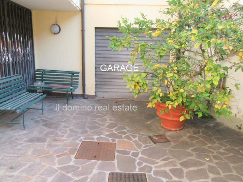 In centro alla Sacra Famiglia, comoda a tutti i servizi, villa singola degli anni '70 con giardin...