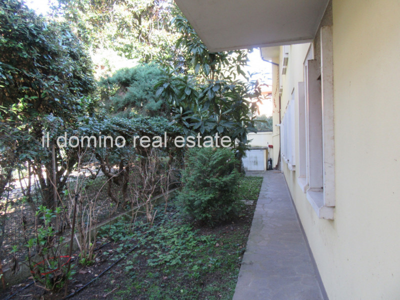 In centro alla Sacra Famiglia, comoda a tutti i servizi, villa singola degli anni '70 con giardin...