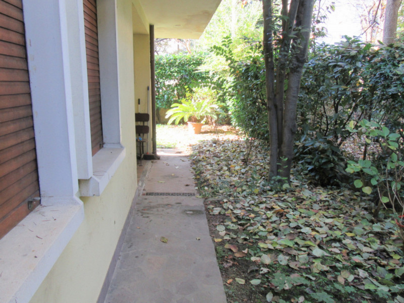 In centro alla Sacra Famiglia, comoda a tutti i servizi, villa singola degli anni '70 con giardin...