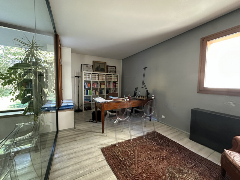 Proponiamo in affitto un prestigioso ufficio di circa 70 mq situato nella zona centrale di Castel...