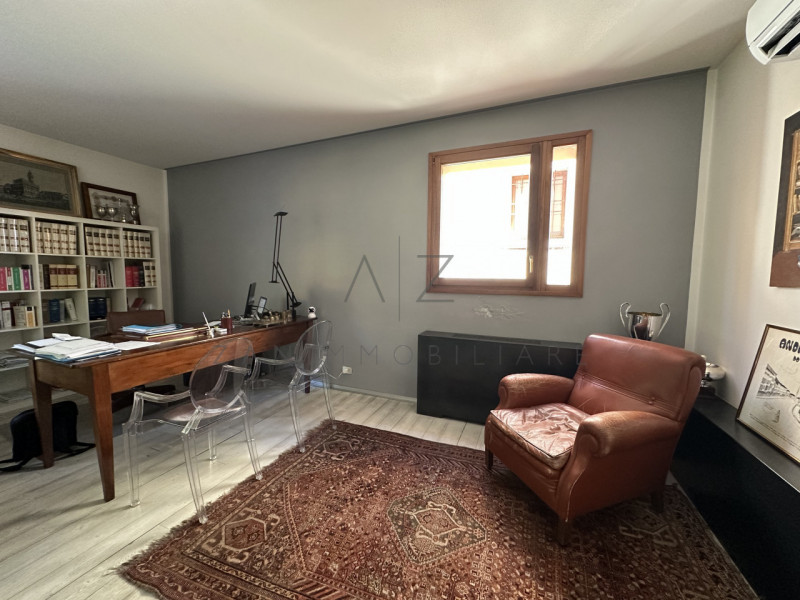 Proponiamo in affitto un prestigioso ufficio di circa 70 mq situato nella zona centrale di Castel...