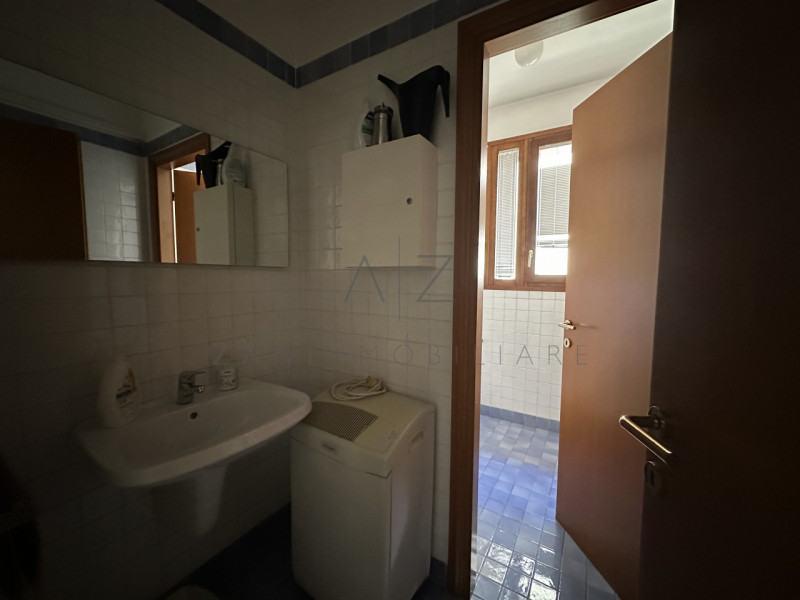 Proponiamo in affitto un prestigioso ufficio di circa 70 mq situato nella zona centrale di Castel...