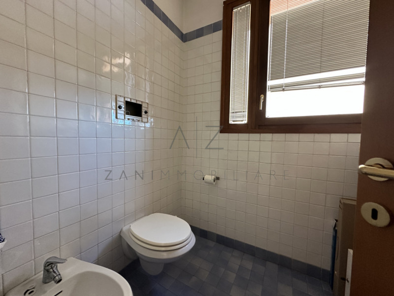 Proponiamo in affitto un prestigioso ufficio di circa 70 mq situato nella zona centrale di Castel...