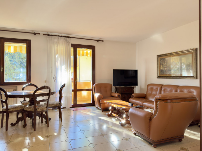 Nel cuore di Caselle di Selvazzano, in un contesto residenziale riservato e circondato dal verde,...