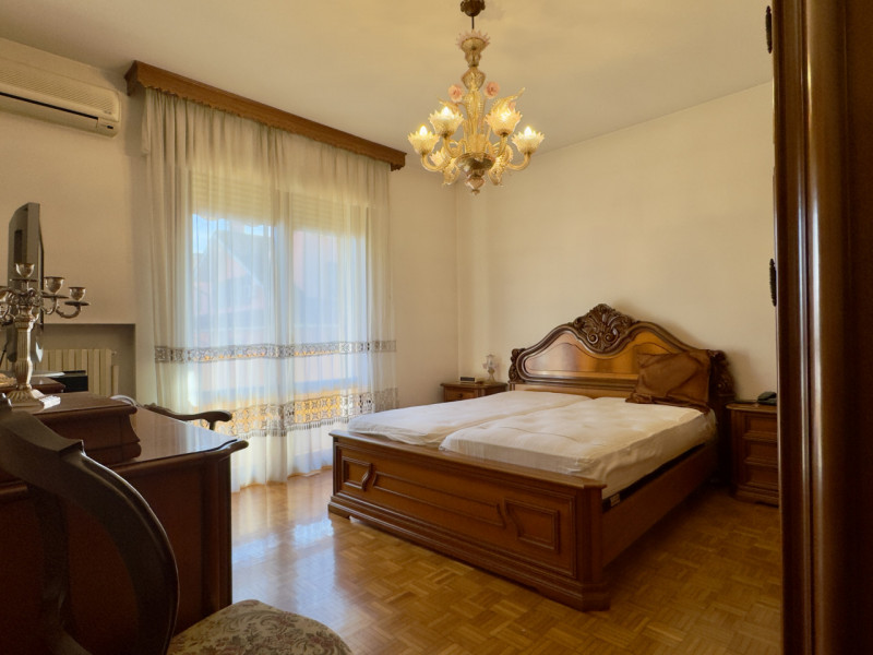 Nel cuore di Caselle di Selvazzano, in un contesto residenziale riservato e circondato dal verde,...