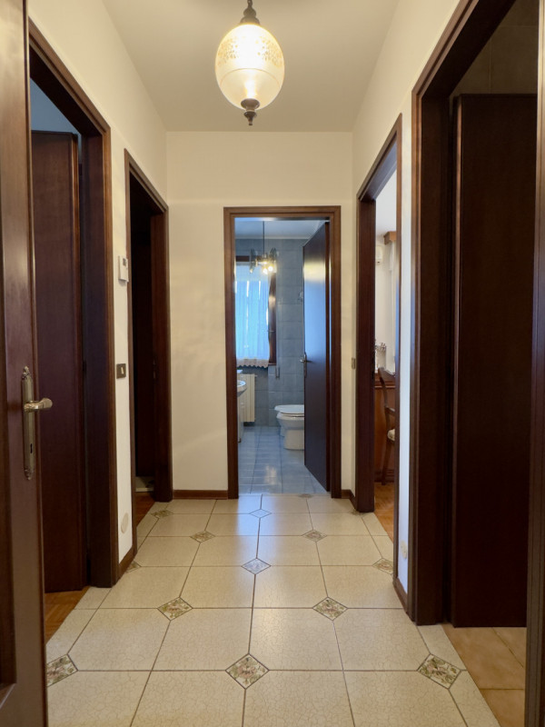 Nel cuore di Caselle di Selvazzano, in un contesto residenziale riservato e circondato dal verde,...