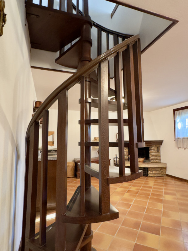 Nel cuore di Caselle di Selvazzano, in un contesto residenziale riservato e circondato dal verde,...