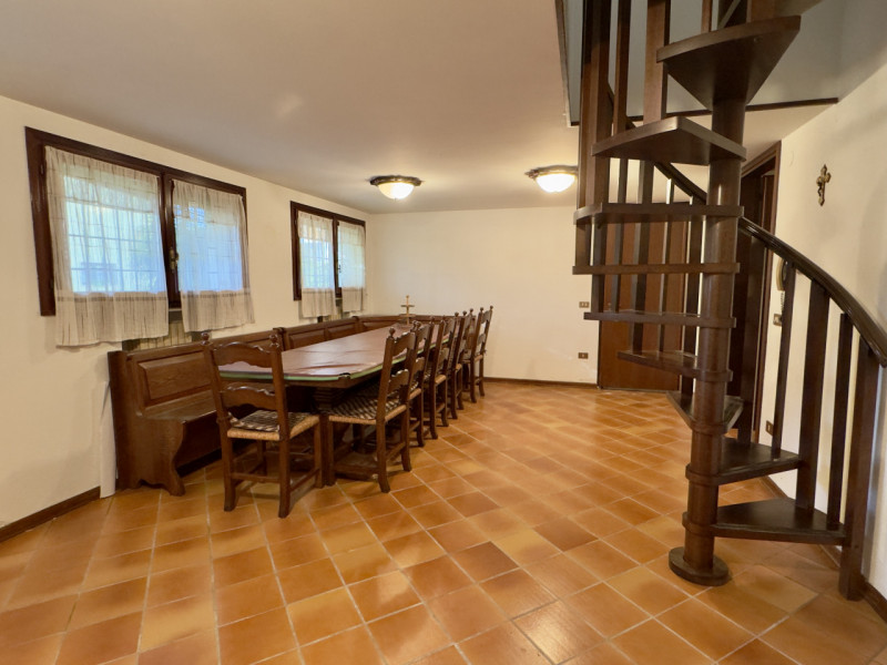 Nel cuore di Caselle di Selvazzano, in un contesto residenziale riservato e circondato dal verde,...