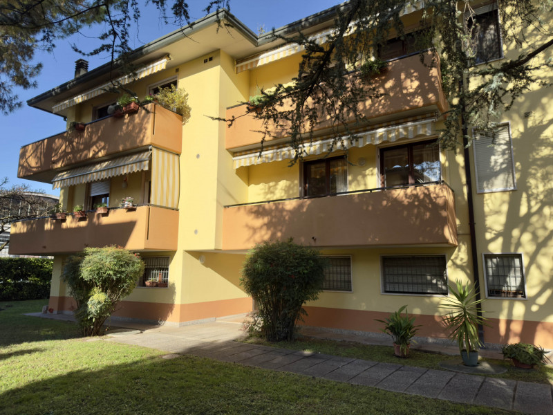 Nel cuore di Caselle di Selvazzano, in un contesto residenziale riservato e circondato dal verde,...