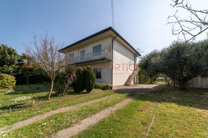 ARZERGRANDE - CASA composta da n.2 APPARTAMENTI indipendenti con 2000 MQ. di area esterna. 

COMP...