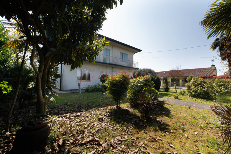 ARZERGRANDE - CASA composta da n.2 APPARTAMENTI indipendenti con 2000 MQ. di area esterna. 

COMP...
