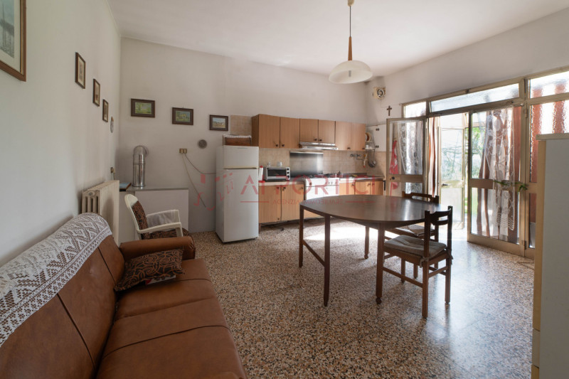 ARZERGRANDE - CASA composta da n.2 APPARTAMENTI indipendenti con 2000 MQ. di area esterna. 

COMP...