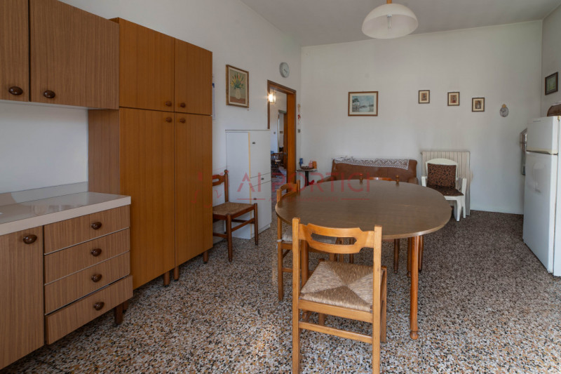 ARZERGRANDE - CASA composta da n.2 APPARTAMENTI indipendenti con 2000 MQ. di area esterna. 

COMP...