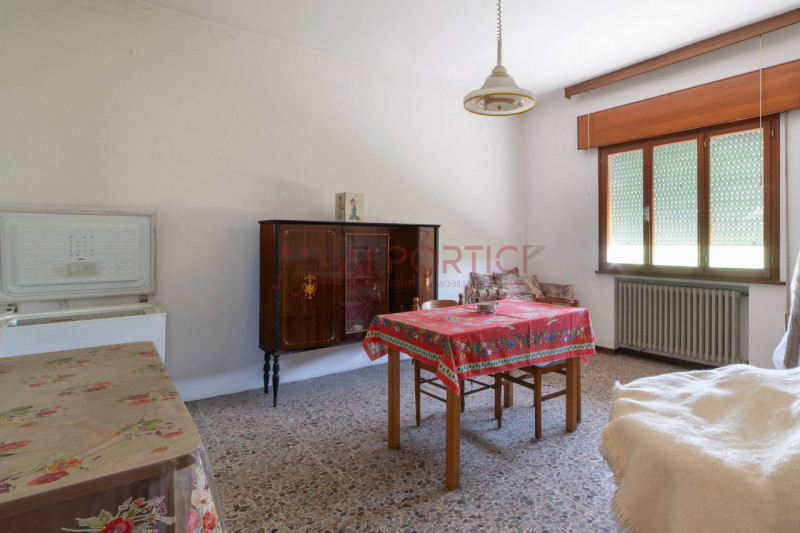 ARZERGRANDE - CASA composta da n.2 APPARTAMENTI indipendenti con 2000 MQ. di area esterna. 

COMP...