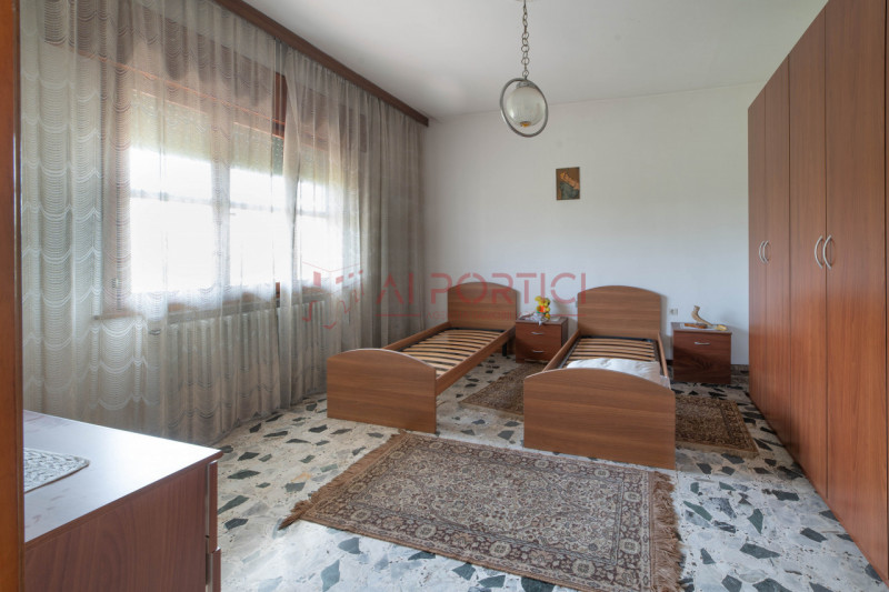 ARZERGRANDE - CASA composta da n.2 APPARTAMENTI indipendenti con 2000 MQ. di area esterna. 

COMP...