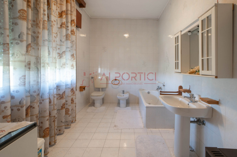 ARZERGRANDE - CASA composta da n.2 APPARTAMENTI indipendenti con 2000 MQ. di area esterna. 

COMP...