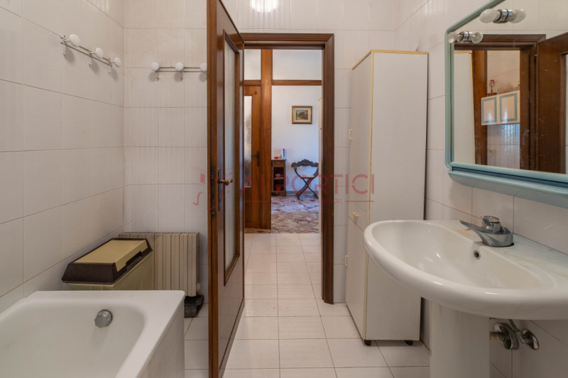 ARZERGRANDE - CASA composta da n.2 APPARTAMENTI indipendenti con 2000 MQ. di area esterna. 

COMP...