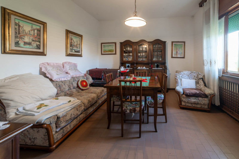 ARZERGRANDE - CASA composta da n.2 APPARTAMENTI indipendenti con 2000 MQ. di area esterna. 

COMP...