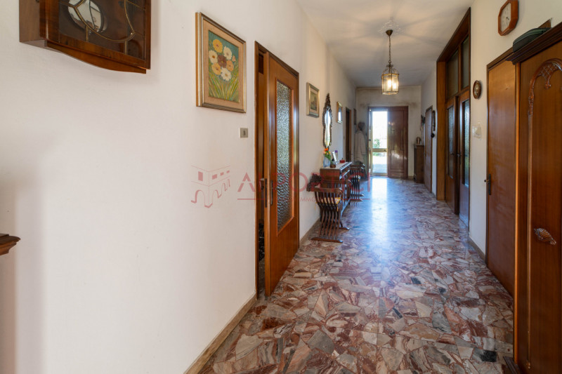 ARZERGRANDE - CASA composta da n.2 APPARTAMENTI indipendenti con 2000 MQ. di area esterna. 

COMP...