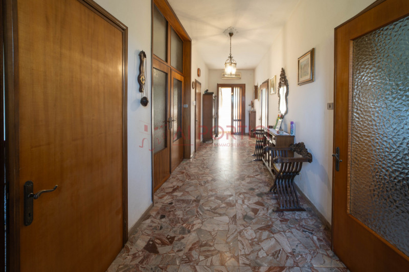 ARZERGRANDE - CASA composta da n.2 APPARTAMENTI indipendenti con 2000 MQ. di area esterna. 

COMP...