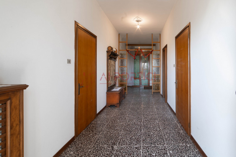ARZERGRANDE - CASA composta da n.2 APPARTAMENTI indipendenti con 2000 MQ. di area esterna. 

COMP...