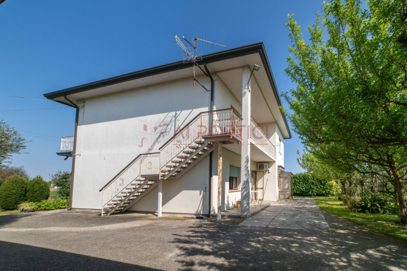 ARZERGRANDE - CASA composta da n.2 APPARTAMENTI indipendenti con 2000 MQ. di area esterna. 

COMP...