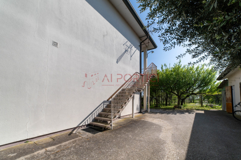 ARZERGRANDE - CASA composta da n.2 APPARTAMENTI indipendenti con 2000 MQ. di area esterna. 

COMP...