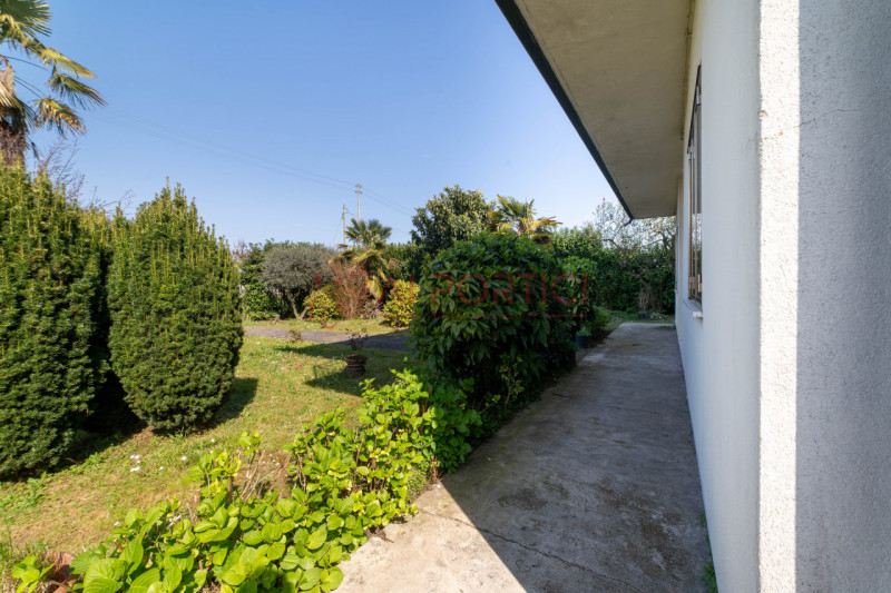ARZERGRANDE - CASA composta da n.2 APPARTAMENTI indipendenti con 2000 MQ. di area esterna. 

COMP...